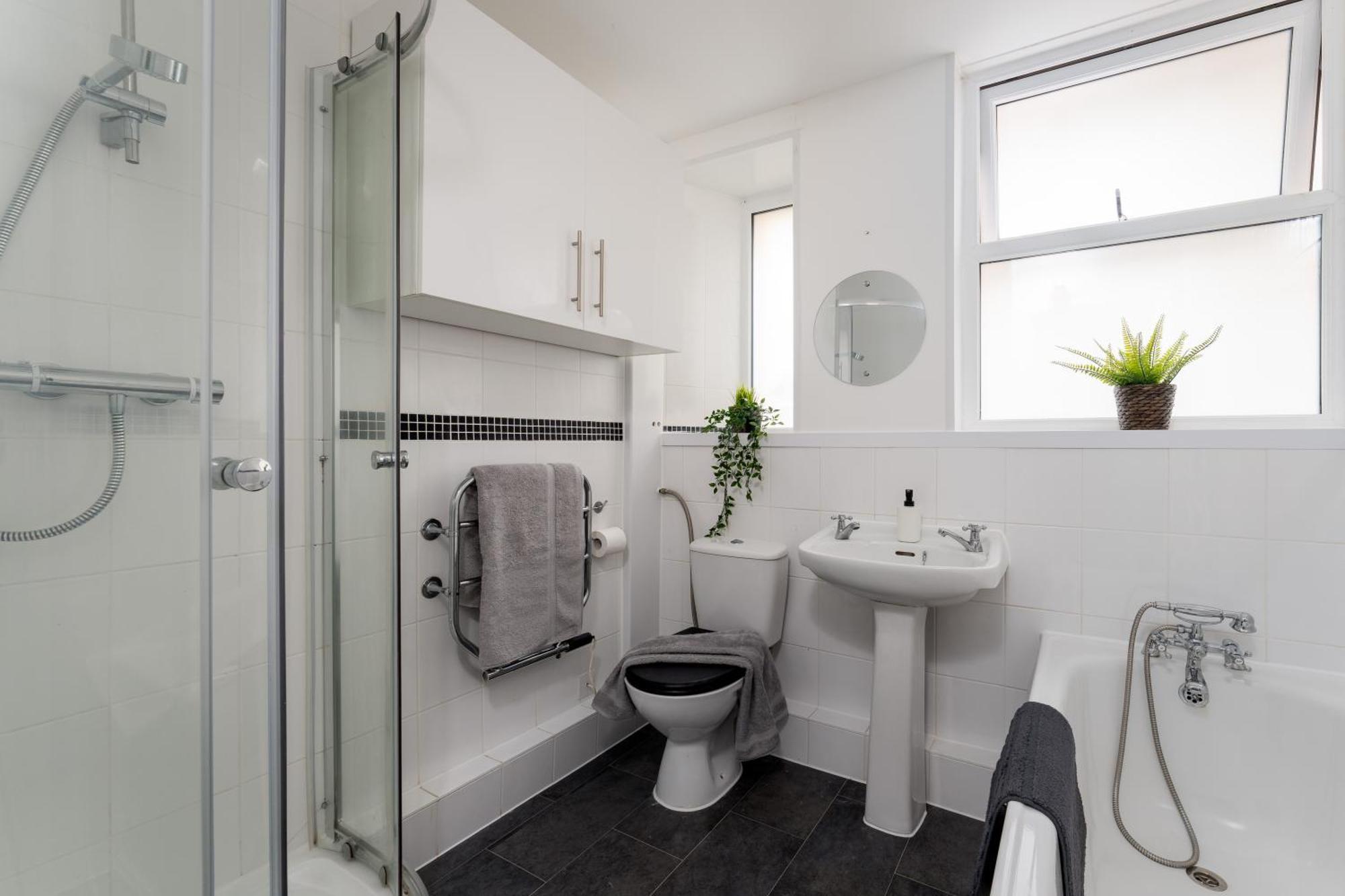 Near Beach, Torquay Heights Modern Apartments, Pet Friendly Room photo